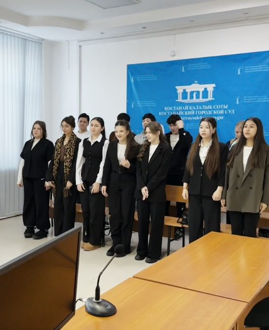 «Құқықтану» мамандығының студенттері үшін болашақ кәсіби қызметімен танысу мақсатында көшпелі практикалық сабақ — сот отырысына қатысу ұйымдастырылды
