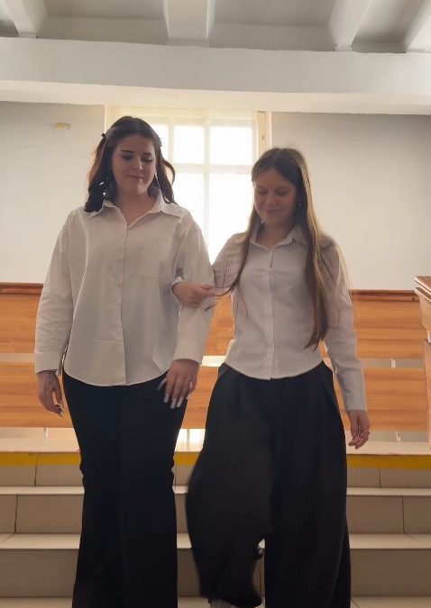 ❤️ Махаббат баланың көзімен: шынайылық пен пәктікБіз, ересектер, махаббатты жиі күрделендіріп жібереміз. Ал балалар үшін бәрі әлдеқайда қарапайым әрі шынайы. Біз бүлдіршіндерден «Махаббат деген не?» деп сұрадық. Міне, олардың ең әсерлі жауаптары: